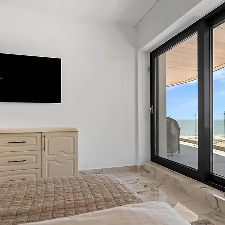 First & Parking Mamaia