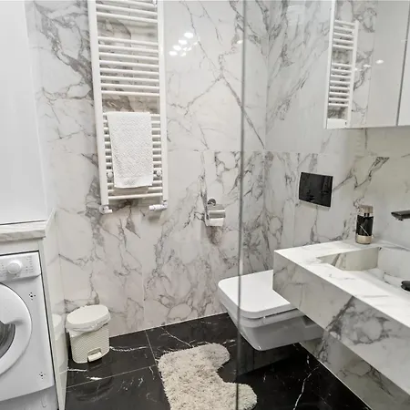 First & Parking Apartment *