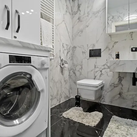 First & Parking Apartment Mamaia