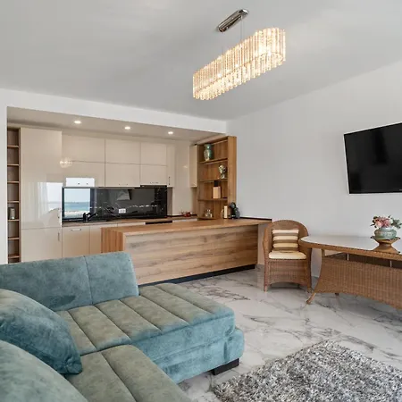 Apartment First & Parking Mamaia