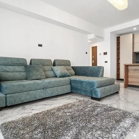 Apartment First & Parking Mamaia
