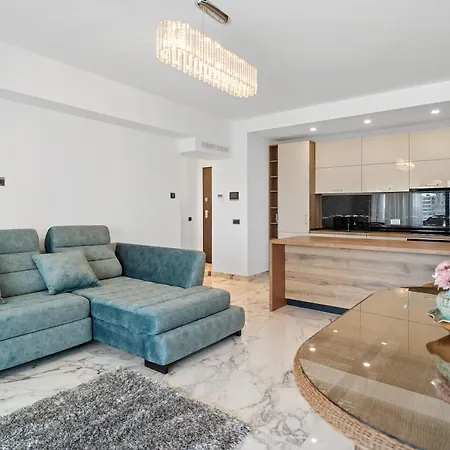 First & Parking Apartment *