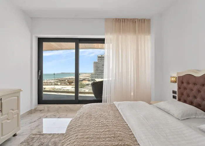 First & Parking Mamaia