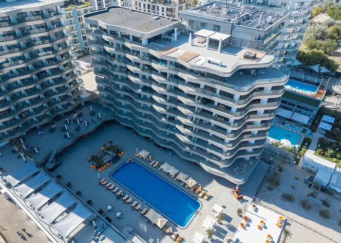 First & Parking * Mamaia